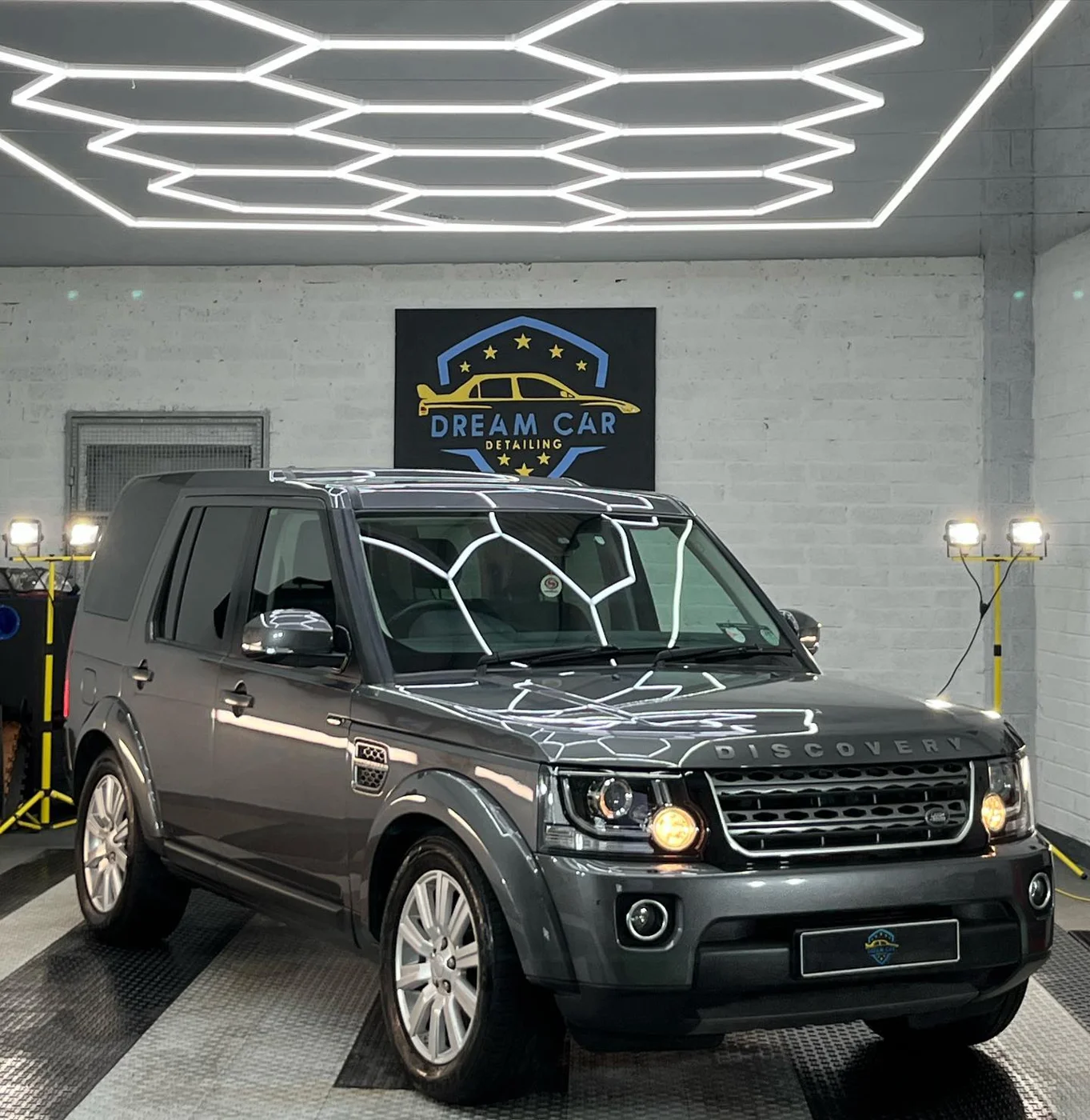 2016 Land Rover Discovery detail